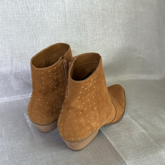 GUESS MID BOOTS TAN COLOR USED IN GOOD CONDITION. - Picture 5 of 8